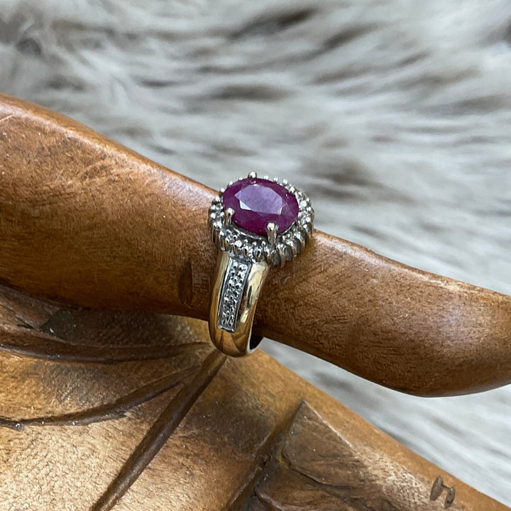 Wunderschöner 333er Goldring mit Schmuckstein