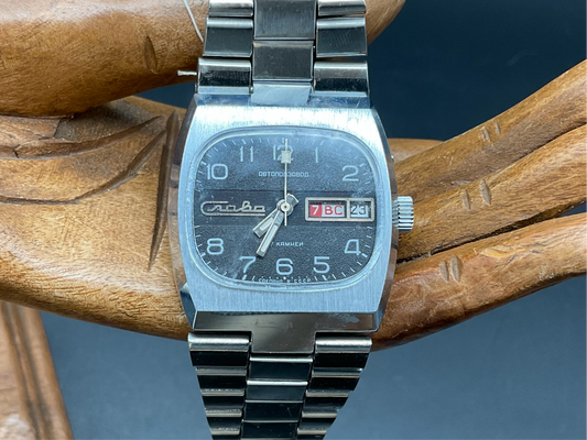 Silberfarbige Slava Uhr