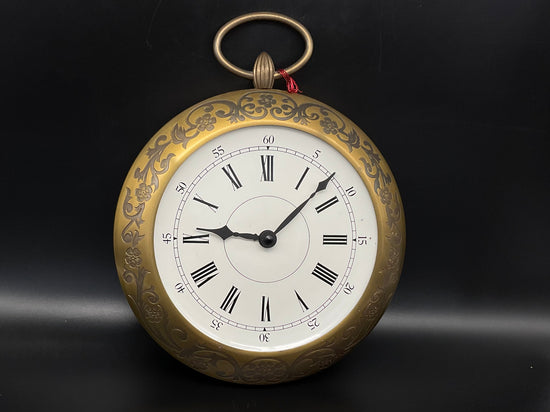 Goldfarbige Wanduhr mit Hänkel