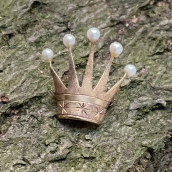 585er Ansteckbrosche als Krone mit Perlenbesatz