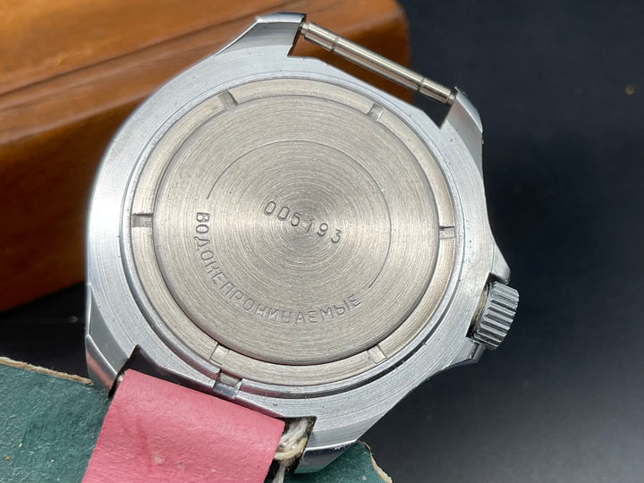 Russische Uhr mit Kalender       905