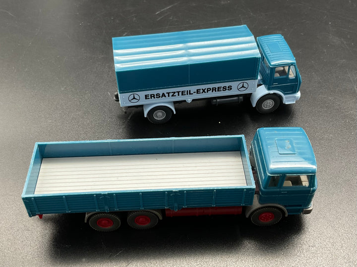 Zwei Wiking Mercedes Benz Fahrzeuge