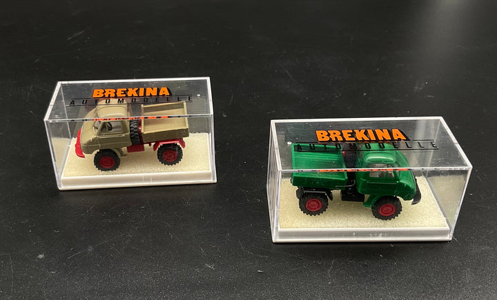 Zwei Brekina Unimogs