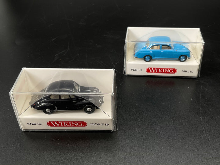 Zwei Wiking Modellautos