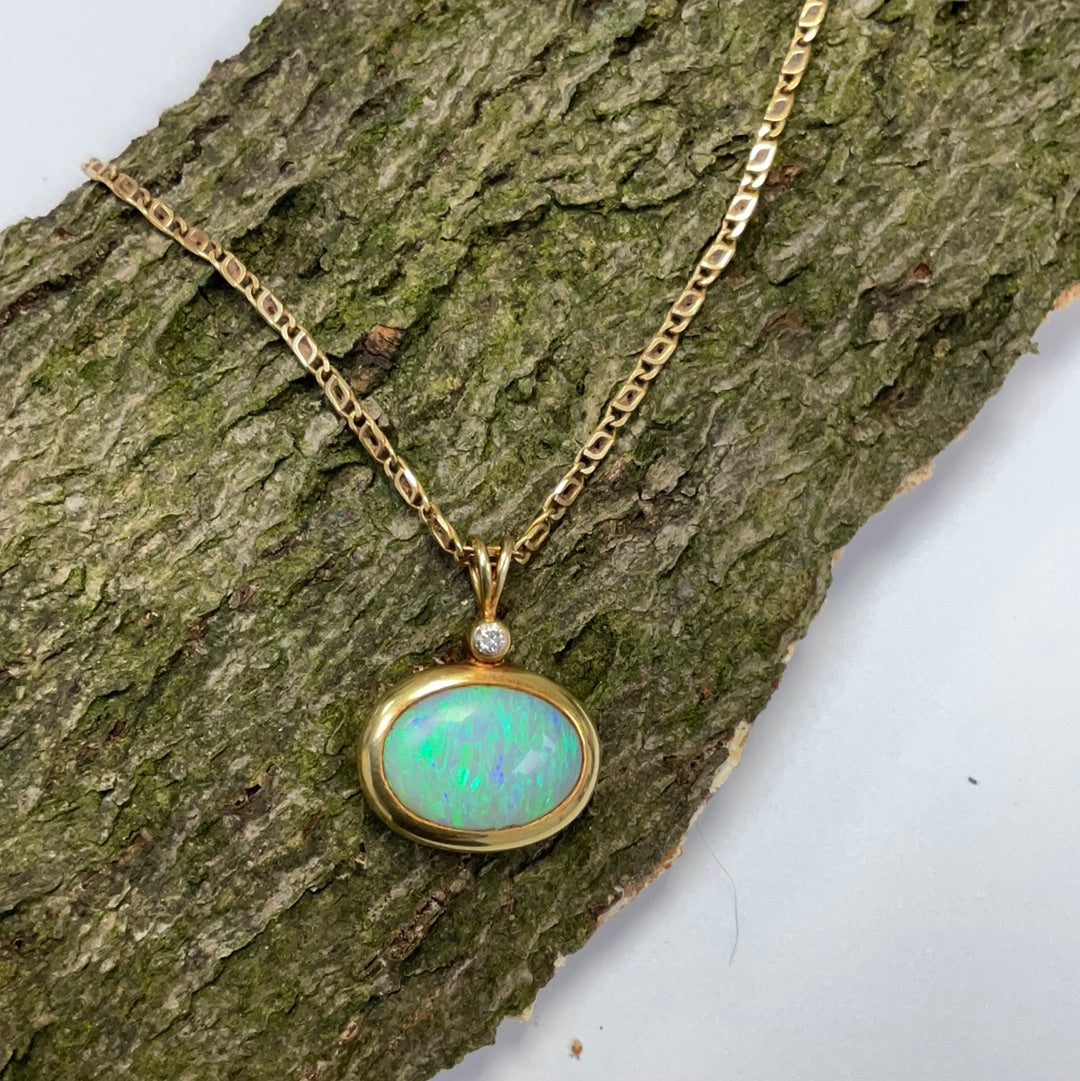 Anmutige Goldkette mit Opalanhänger: Ein Hauch von Mystik und Eleganz