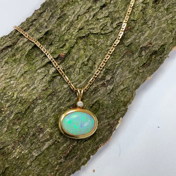 Anmutige Goldkette mit Opalanhänger: Ein Hauch von Mystik und Eleganz