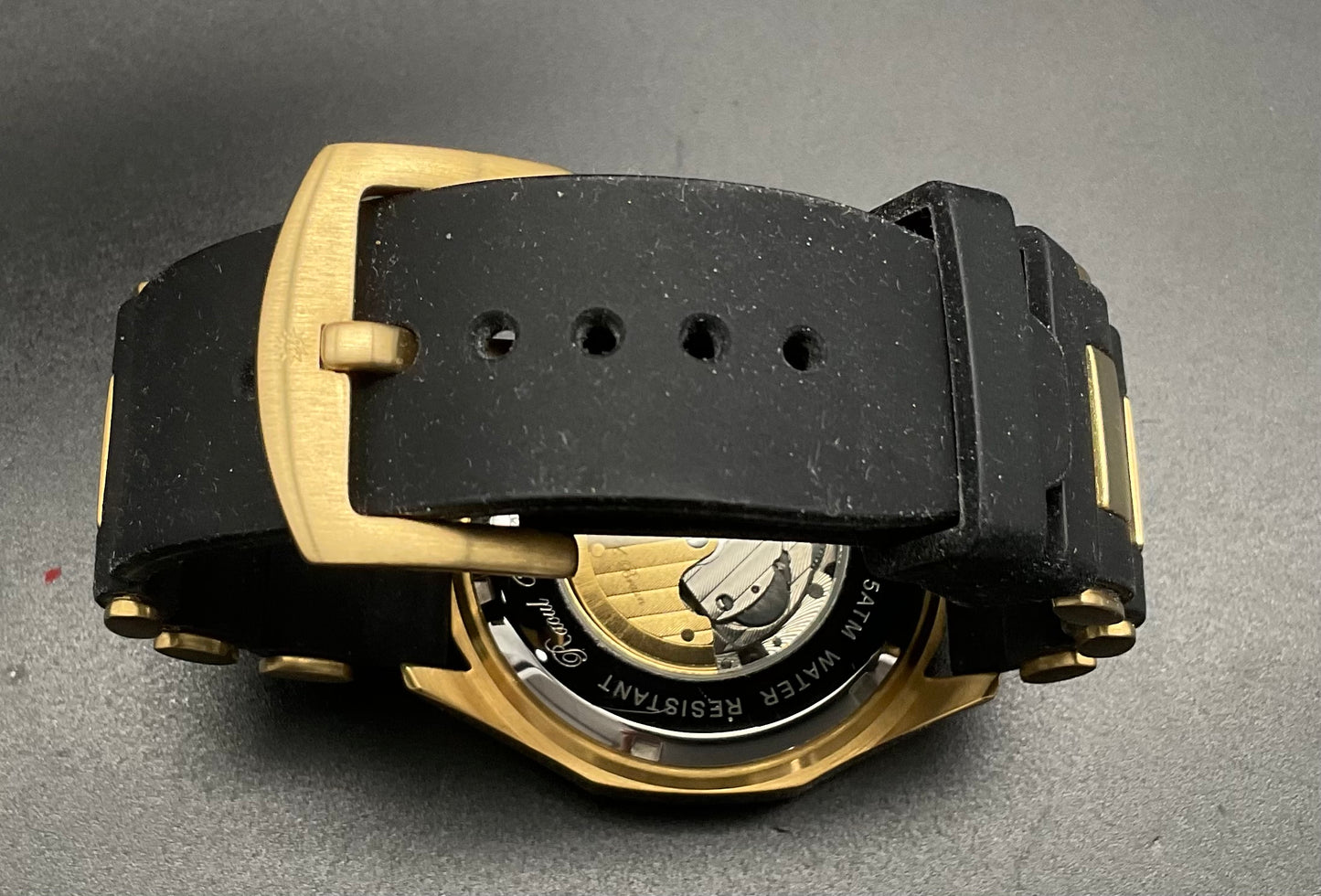 Gold-schwarze Raoul U.Braun Uhr