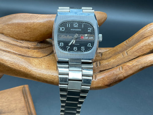 Silberfarbige Slava Uhr