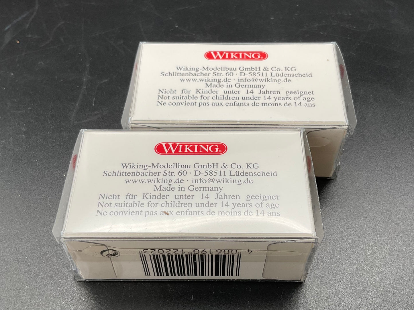 Zwei Wiking Modellautos