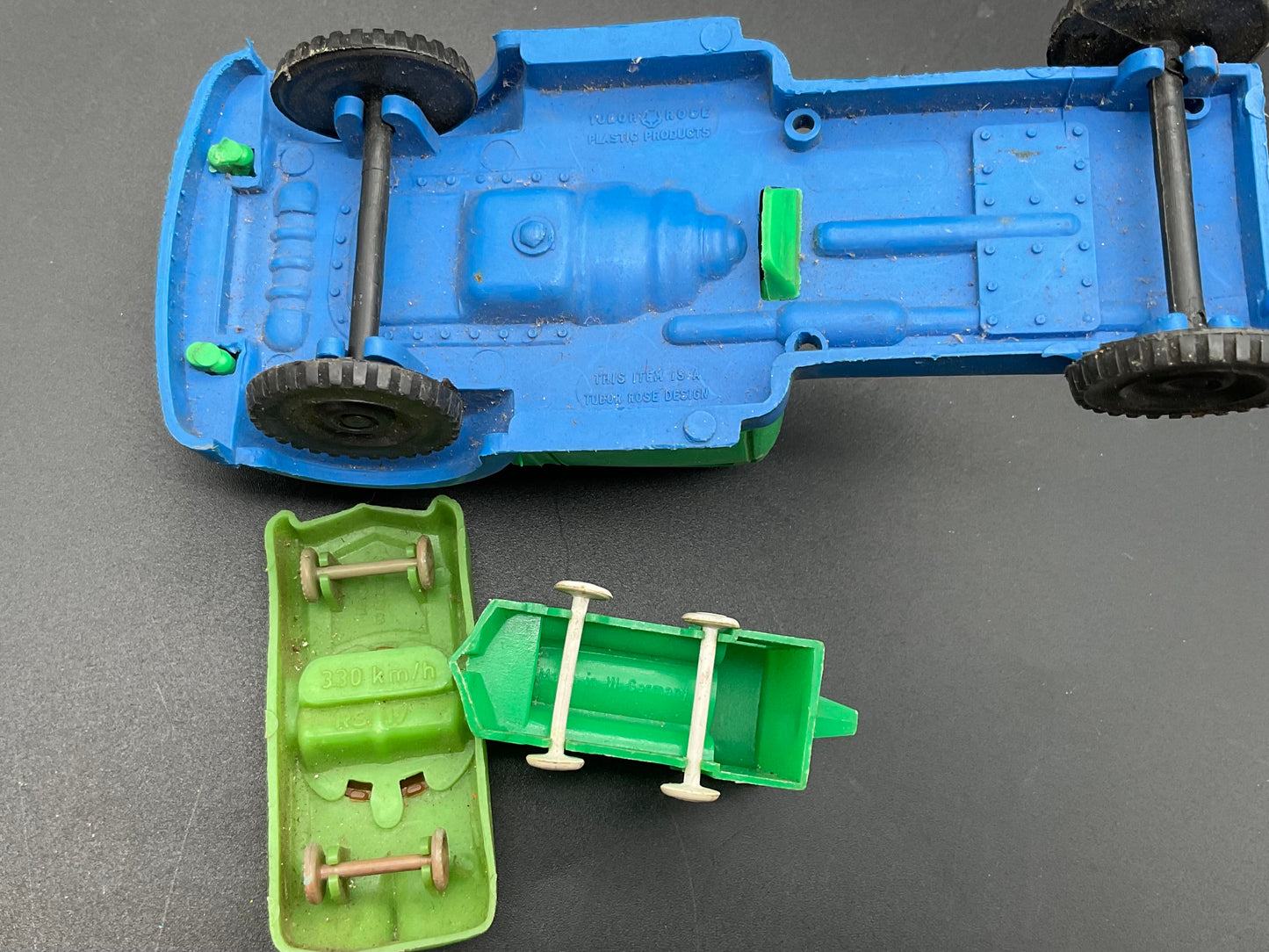 Verschiedene Plastikmodelle von Groschenautos