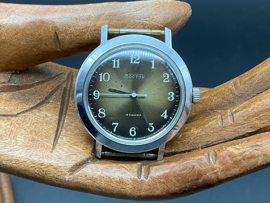 Bräunliche BOCTOK Uhr