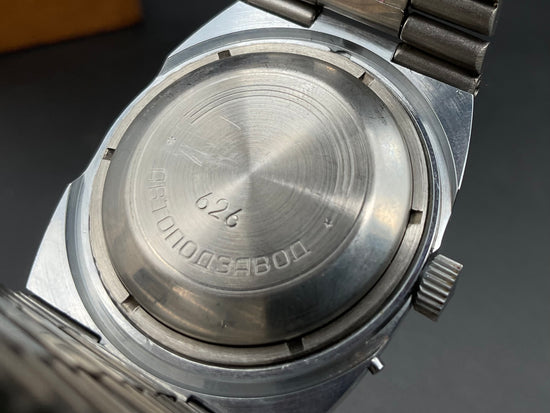 Silberfarbige Slava Uhr            905