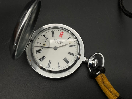 Silberfarbige SEKONDA Taschenuhr    905