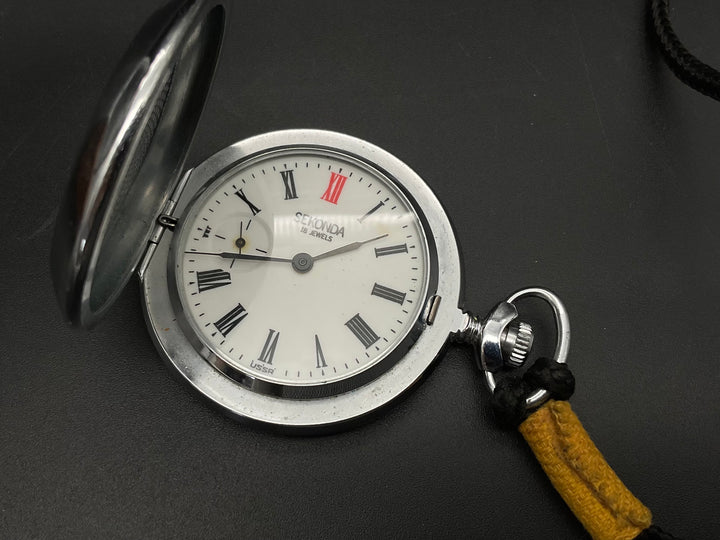 Silberfarbige SEKONDA Taschenuhr    905