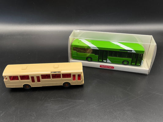 Zwei Wiking Busse