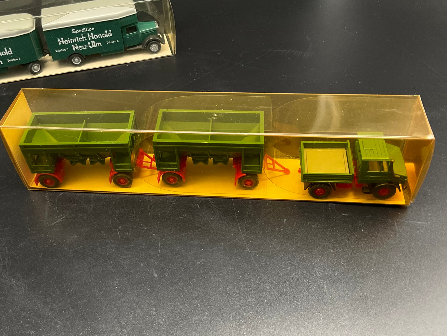 Zwei Wiking Modellfahrzeuge