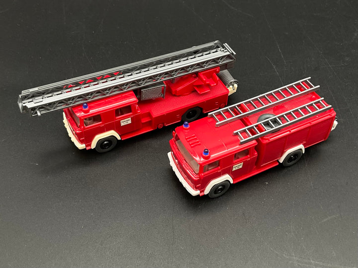Zwei Feuerwehrfahrzeuge von Wiking