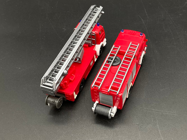 Zwei Feuerwehrfahrzeuge von Wiking