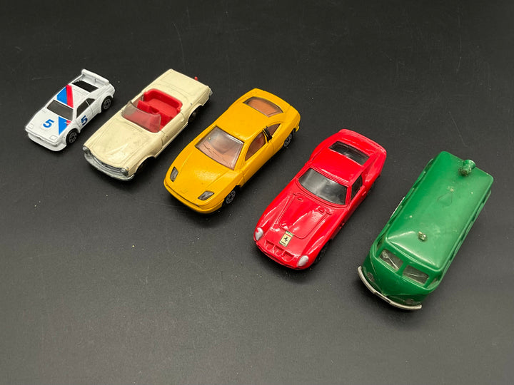 Verschiedene Blechspielzeugautos