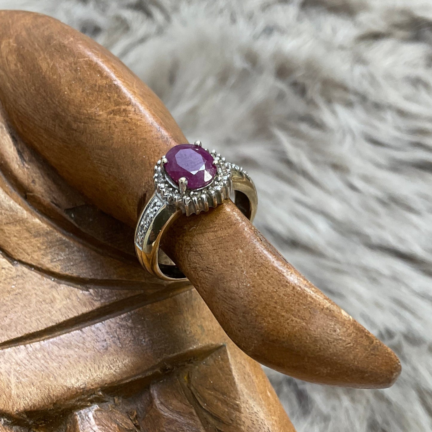 Wunderschöner 333er Goldring mit Schmuckstein