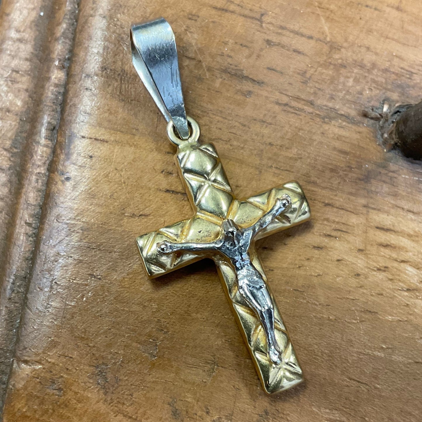 Goldkettenanhänger mit Jesusmotiv: Ein Symbol der Glaubensstärke