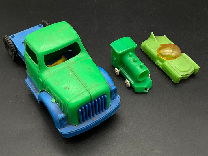 Verschiedene Plastikmodelle von Groschenautos