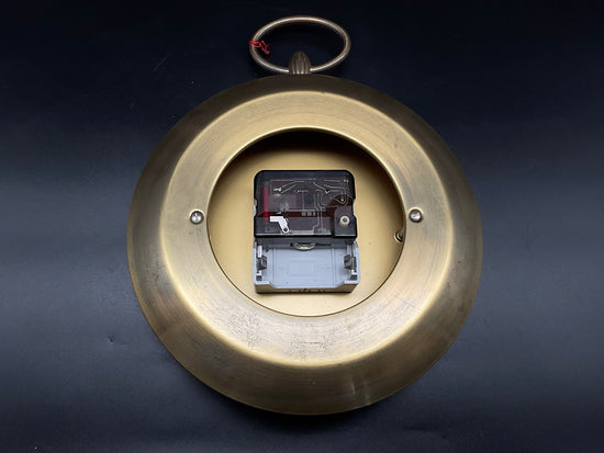 Goldfarbige Wanduhr mit Hänkel