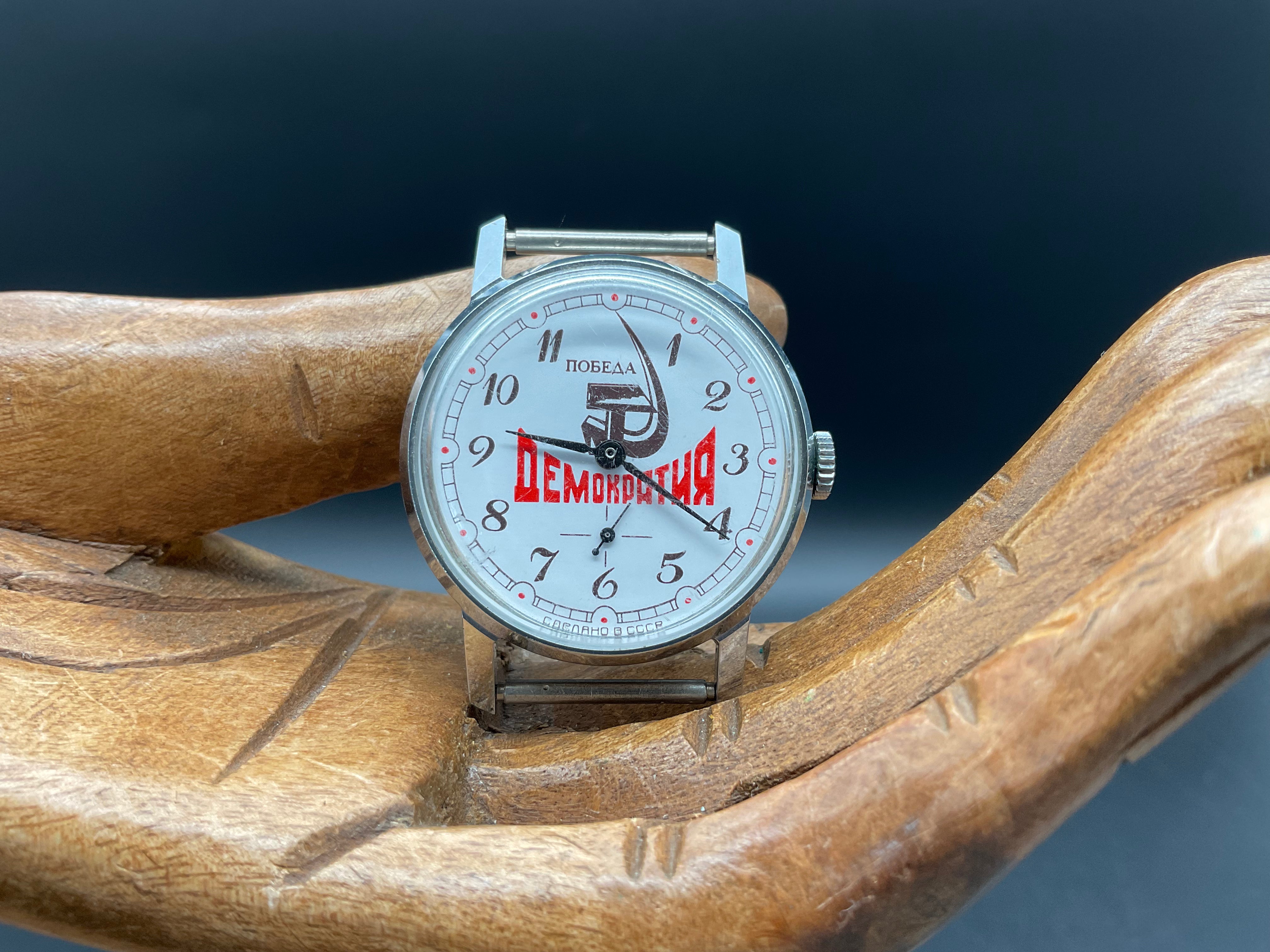 Silberfarbige Russische Uhr              905