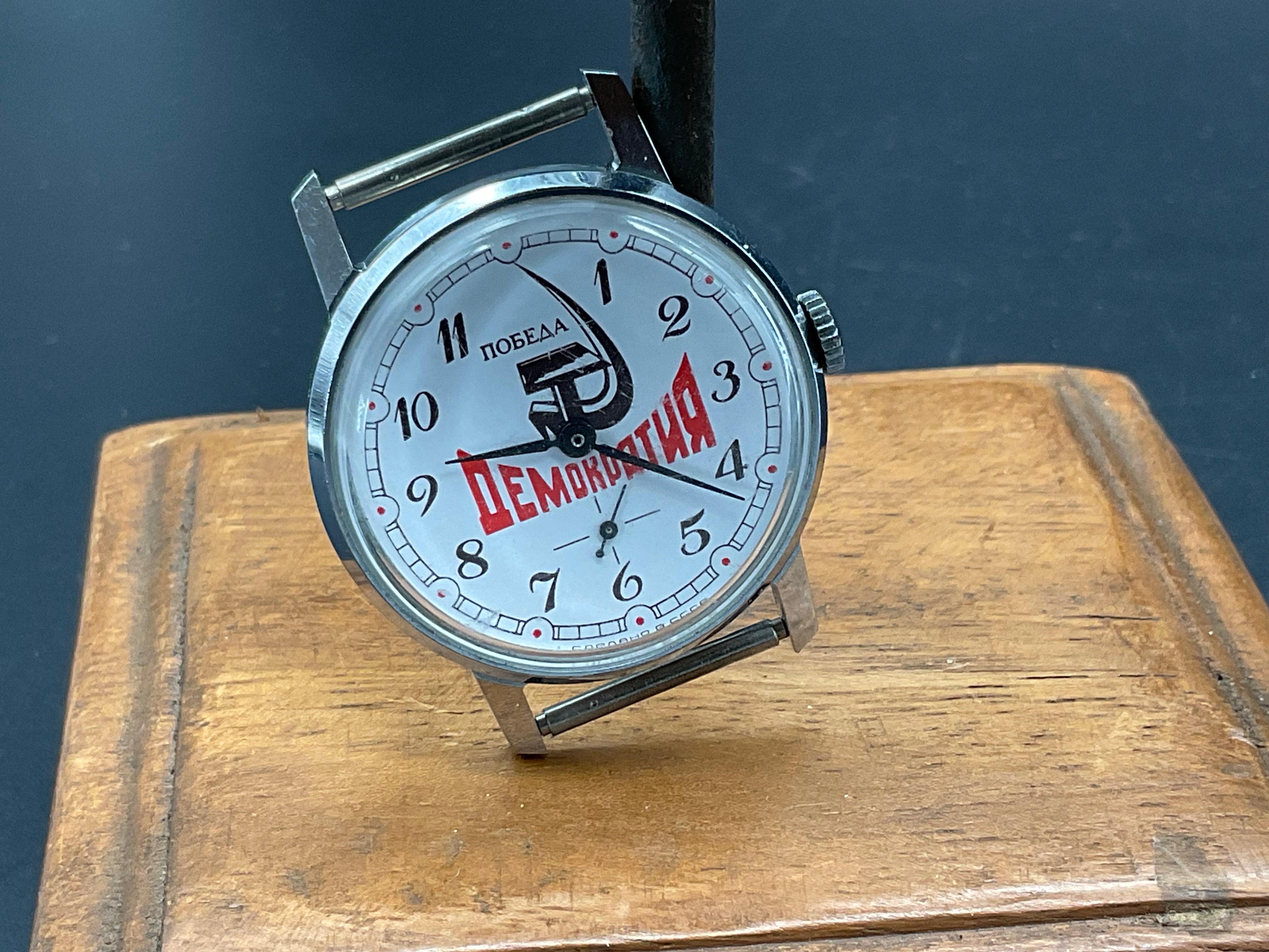 Silberfarbige Russische Uhr              905