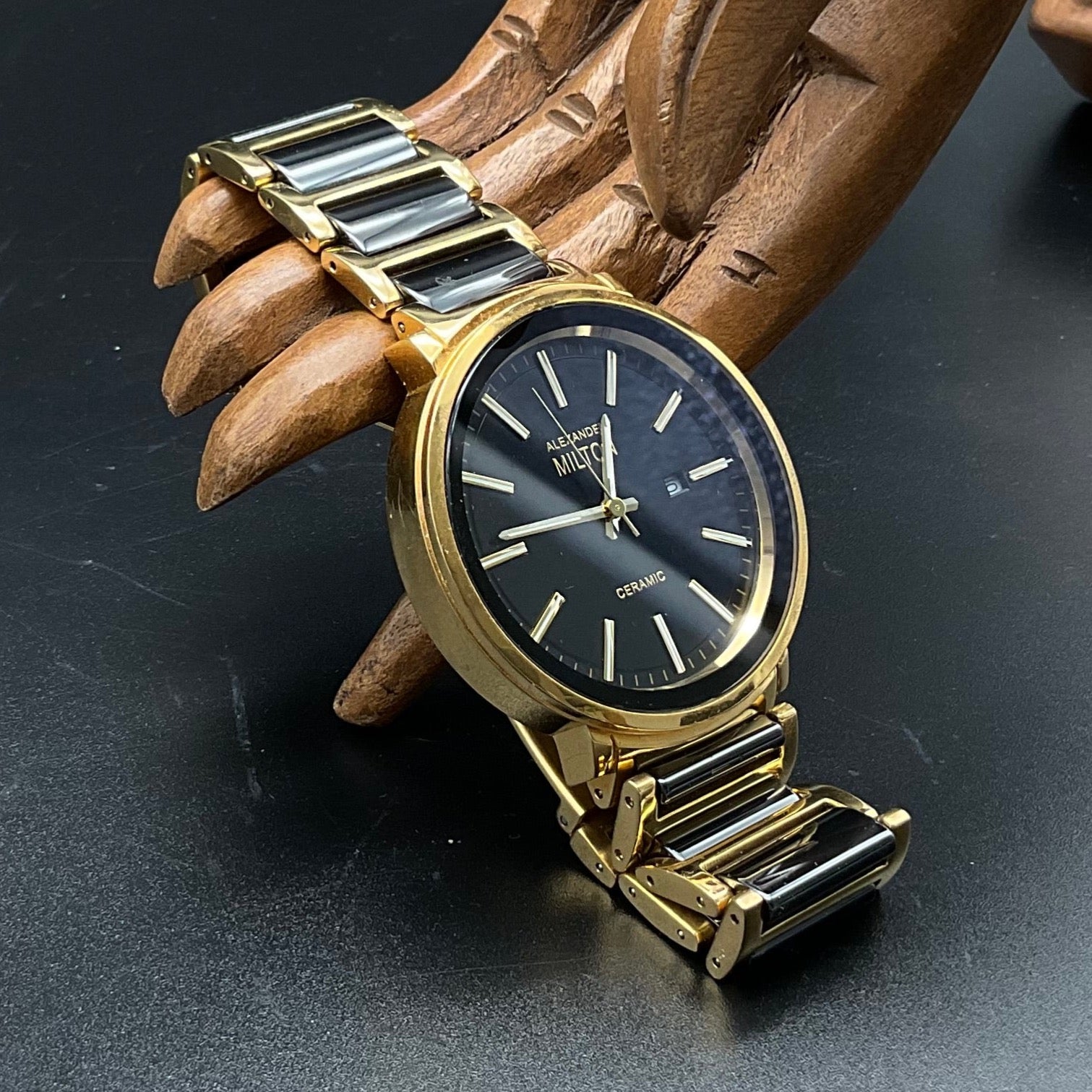 Gold-schwarze Alexander Milton Uhr