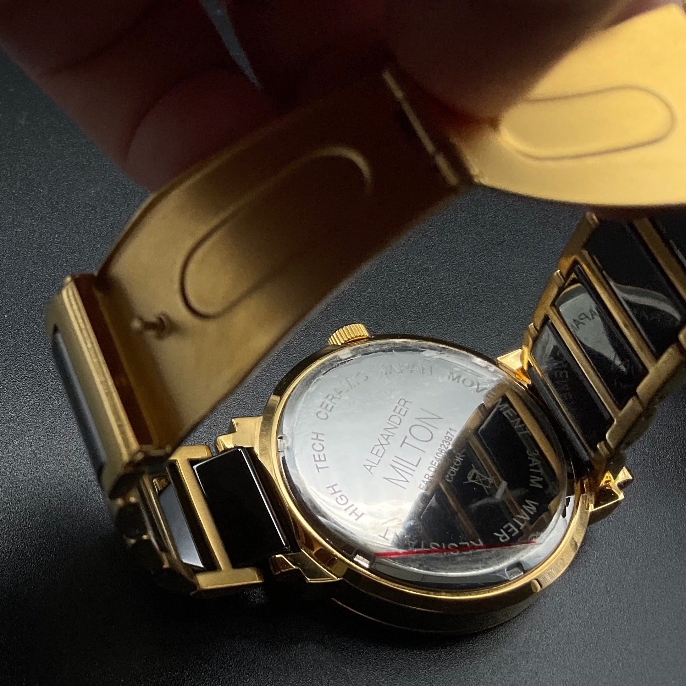 Gold-schwarze Alexander Milton Uhr