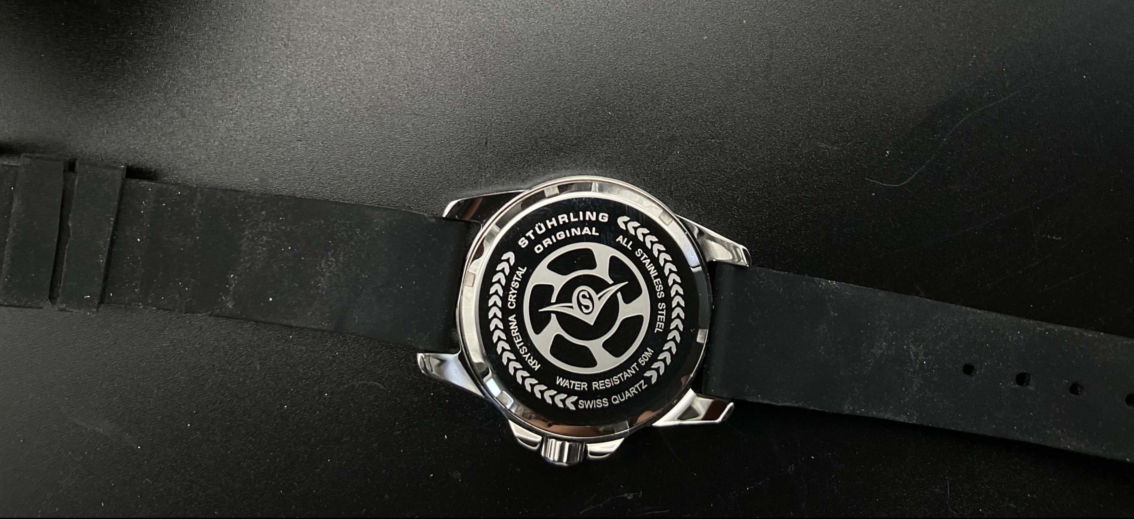 Schwarz-gelbe Stühling Uhr