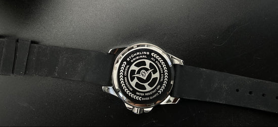 Schwarz-gelbe Stühling Uhr