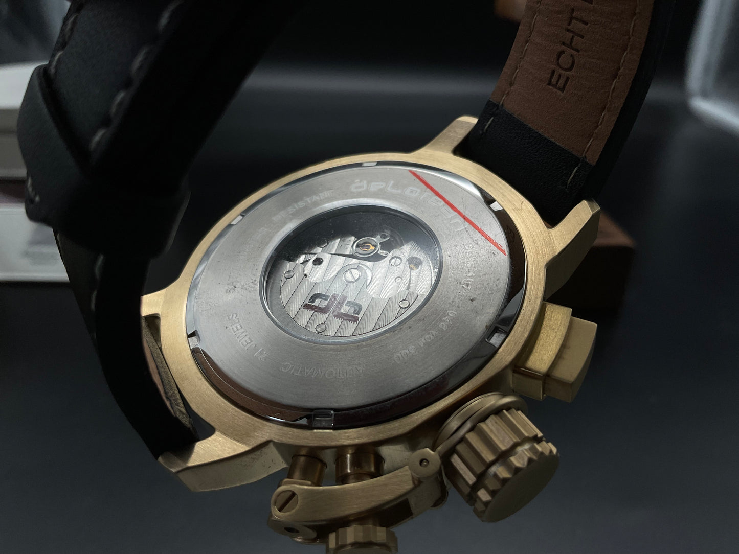 Gold-schwarze deLorean Uhr DL05-1074