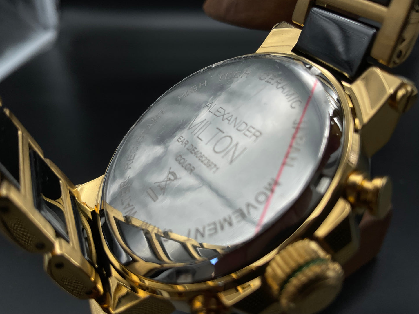Gold-schwarze Alexander Milton Uhr