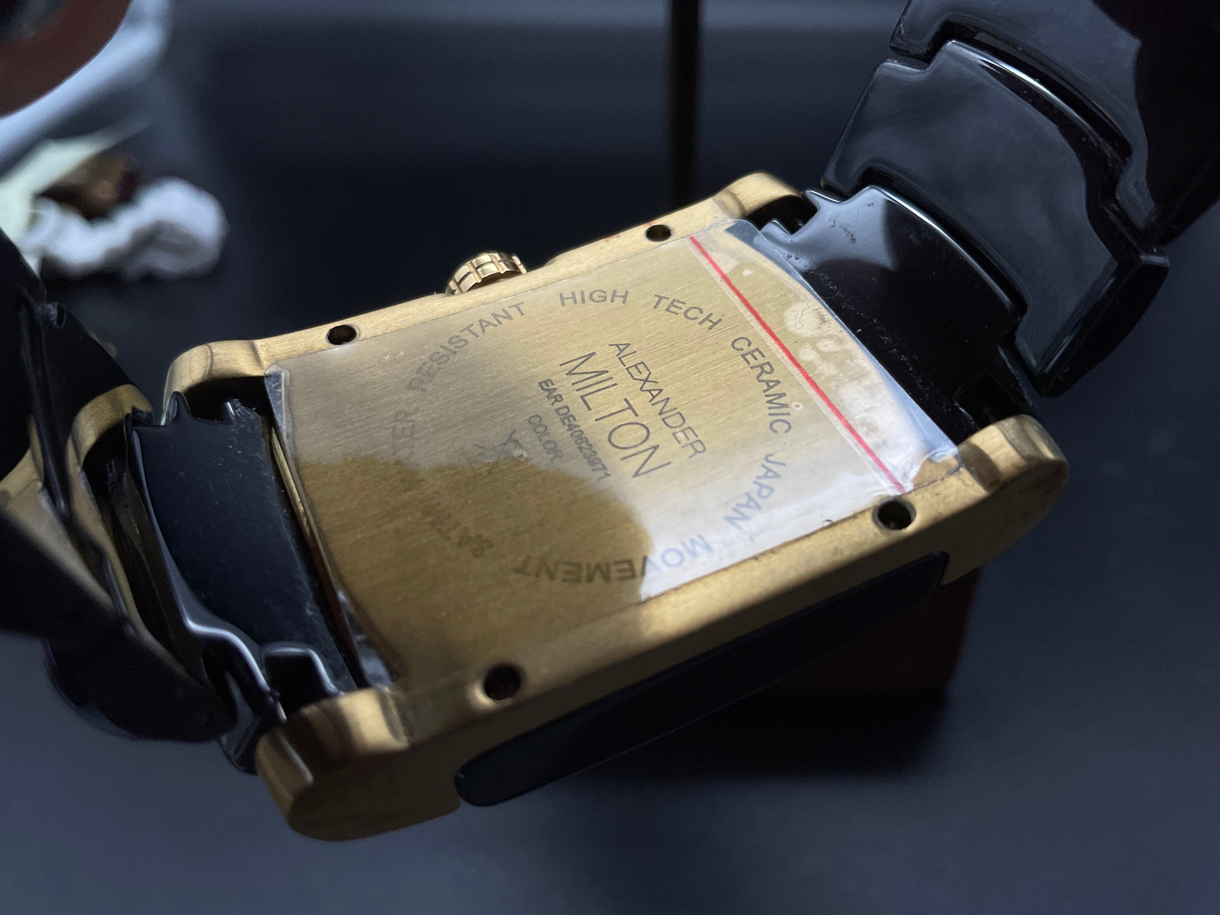 Schwarz-Goldene Alexander Milton Uhr