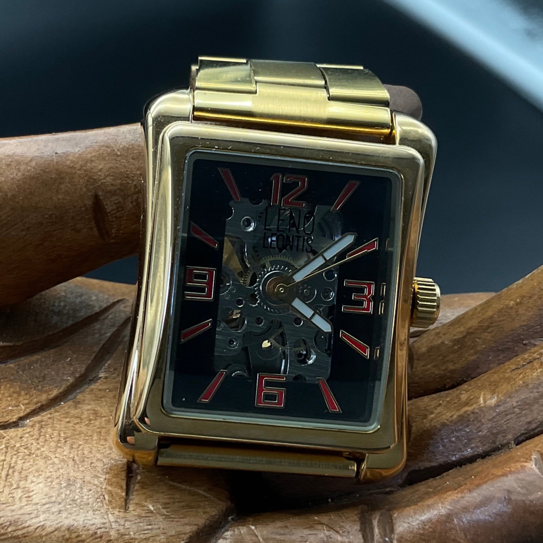 Goldene Leno Leontis Uhr