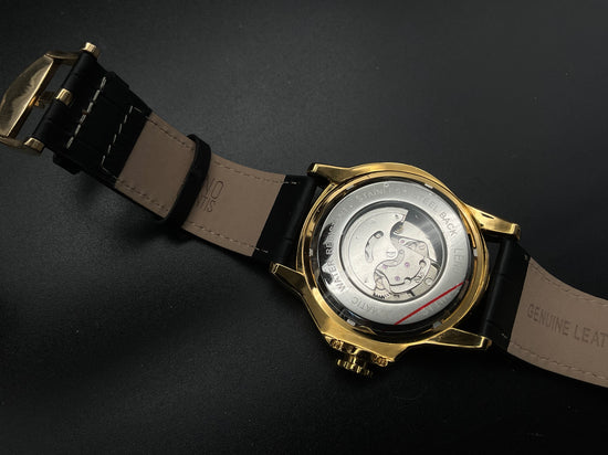 Gold-schwarze Leno Leontis Uhr