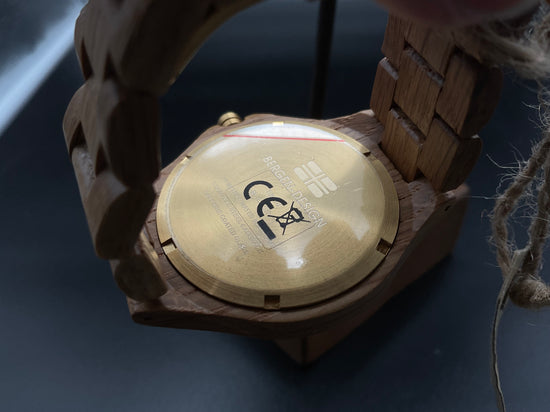 Goldene Bergen Design Holzuhr