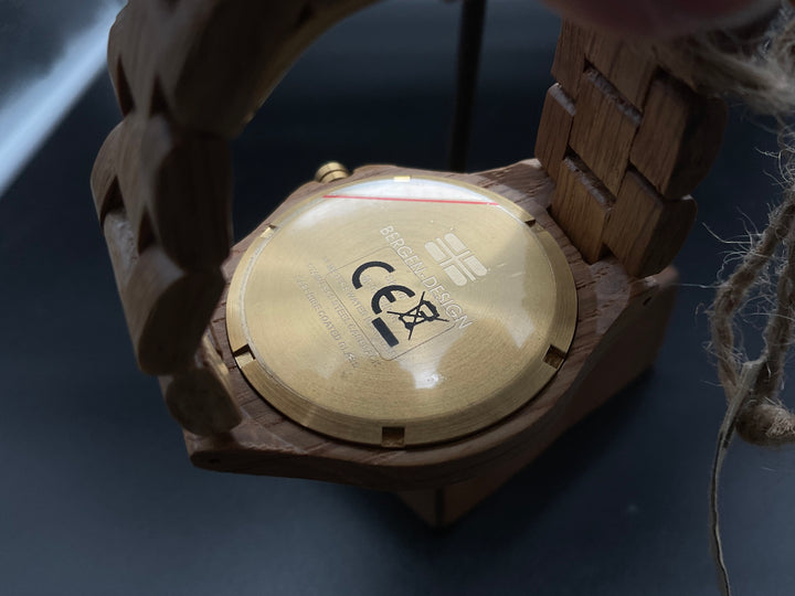 Goldene Bergen Design Holzuhr