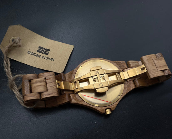 Goldene Bergen Design Holzuhr