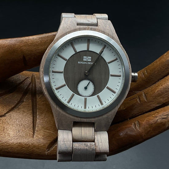 Graue Bergen Design Holzuhr