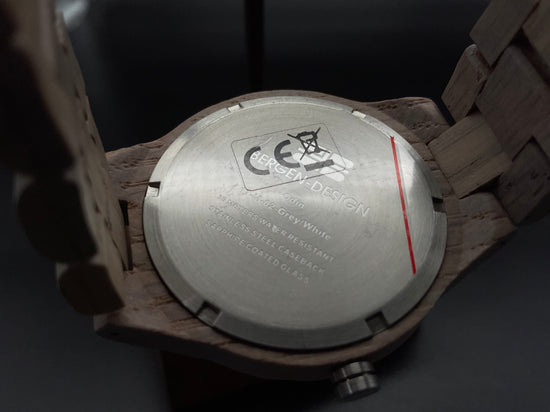 Graue Bergen Design Holzuhr