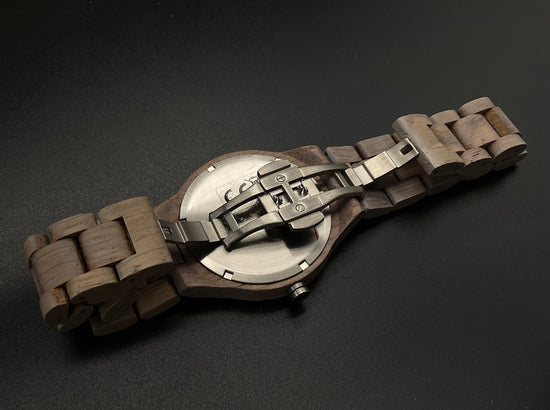 Graue Bergen Design Holzuhr