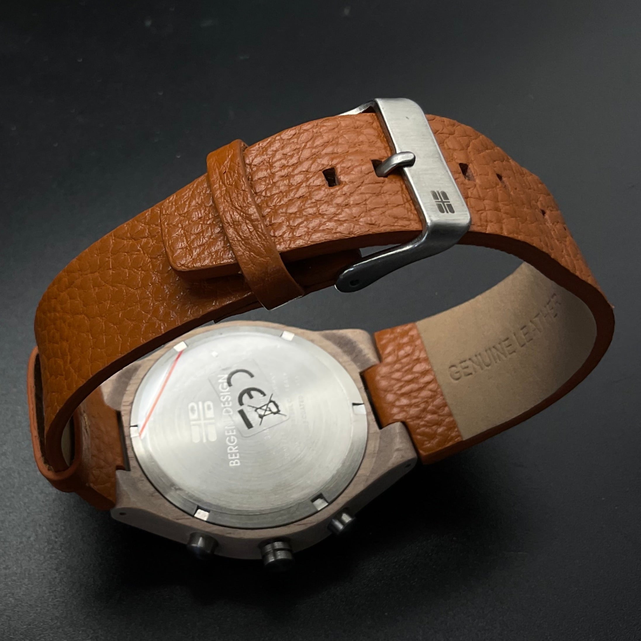 Orange-graue Bergen-Design Uhr