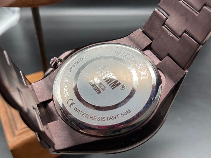 Violett-schwarze Storm Uhr