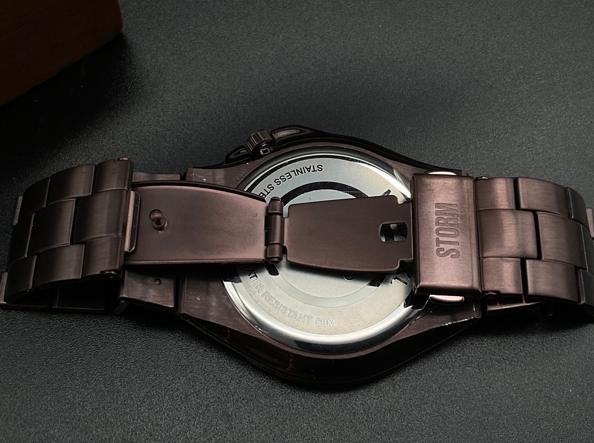 Violett-schwarze Storm Uhr