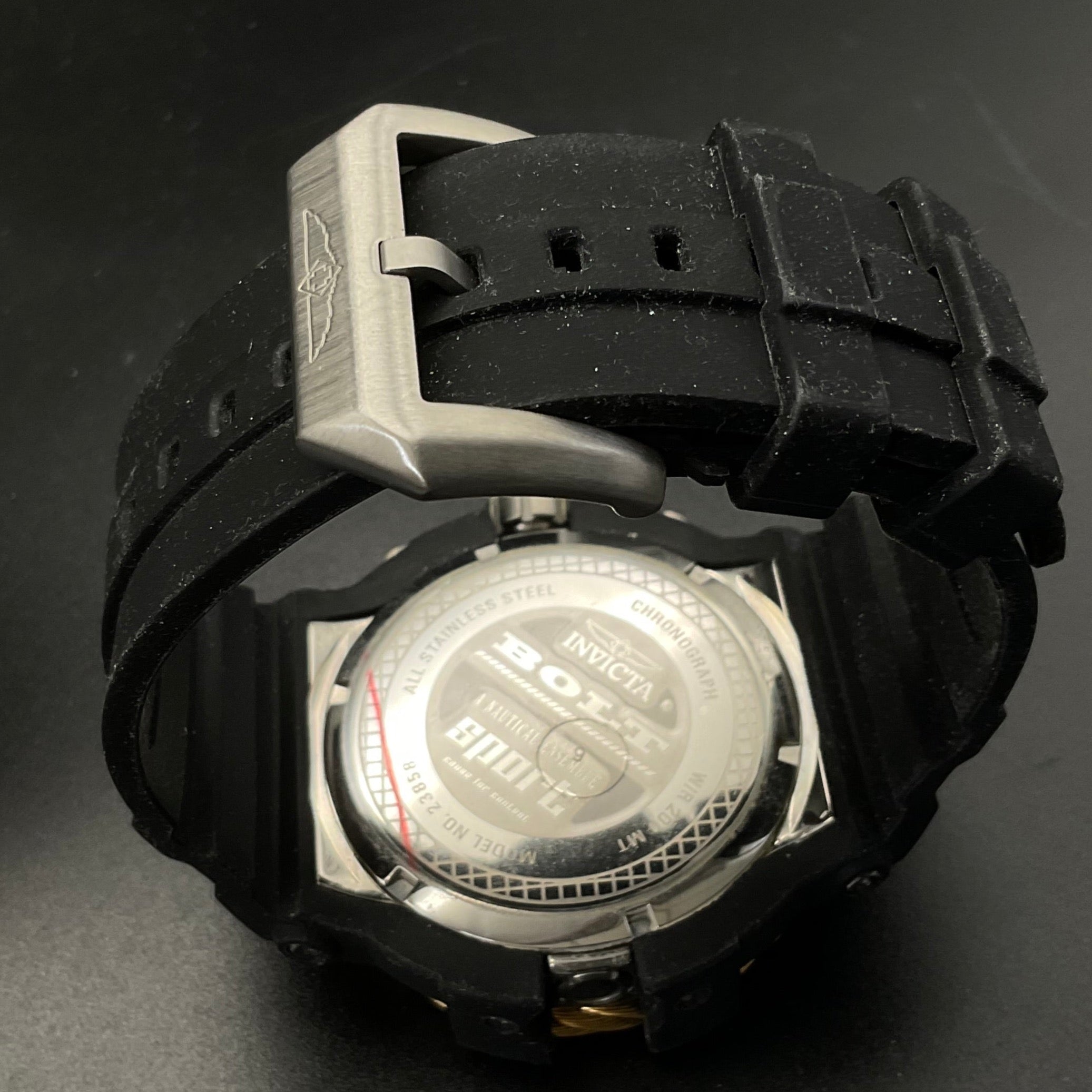 Gold-schwarze Invicta 23858