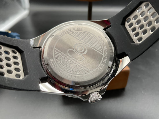 Schwarz-rote Invicta 12561 Uhr