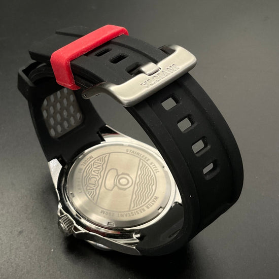 Schwarz-rote Invicta 12561 Uhr